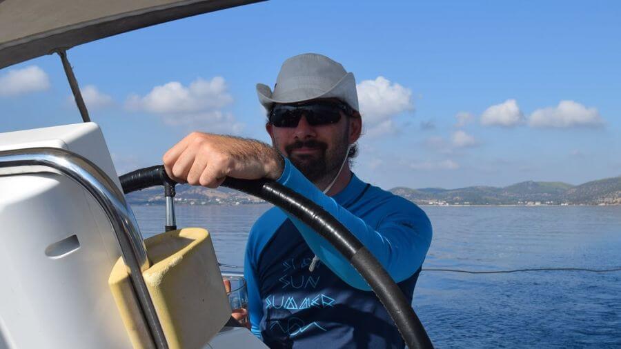 Рівно рік тому я купив маленьку яхту для прогулянок по Дніпру. А навіщо?.. Щоб дихати глибше. ©Владимир Прохоренко